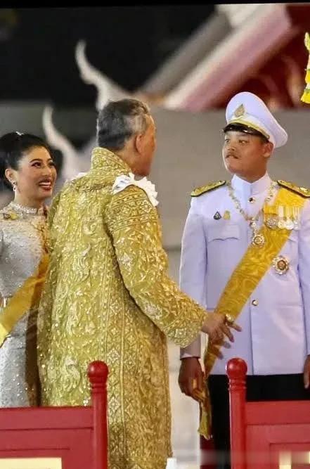 天载配资  提帮功太子之位有变! 玛哈会晤17个不丹王室成员, 孩子老婆都防备