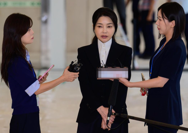 凯狮优配 迟到11分钟，韩国前“第一夫人”金建希首次接受特检组调查，面对媒体不停道歉